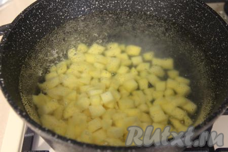 В кастрюлю с закипевшей водой выложить нарезанную картошку, снова дать воде закипеть.