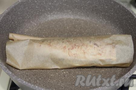 Сухую сковороду (то есть сковороду, не смазанную маслом) хорошо разогреть. Завернуть скумбрию в кусок пергамента и выложить на разогретую сковороду.