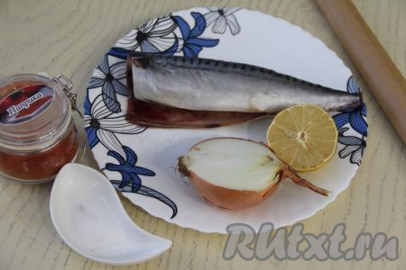 Подготовить продукты для приготовления скумбрии в пергаменте на сковороде. Если скумбрия заморожена, тогда её нужно полностью разморозить при комнатной температуре. Отрезать голову и плавники, убрать внутренности вместе с чёрной плёночкой из брюшка. Рыбу промыть водой и обсушить. Лук очистить, нарезать на кружочки. Лимон тщательно вымыть, отрезать от него 2-3 кружочка.