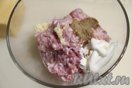 Сюда же выложить майонез.