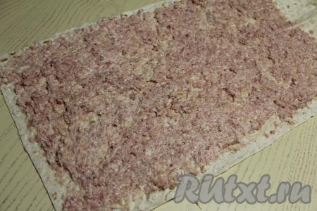 Лист лаваша смазать фаршем, немного отступив от краёв, получится тонкий слой фарша.