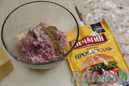 К фаршу добавить соль и  пропущенный через пресс чеснок.