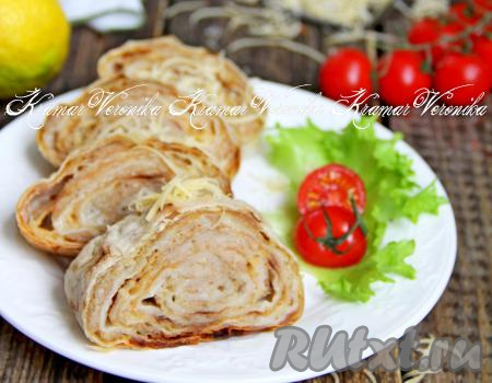 Вкусный, аппетитный рулет из лаваша с начинкой из фарша и сыра разложить на плоском блюде и подать в качестве холодной закуски к столу.