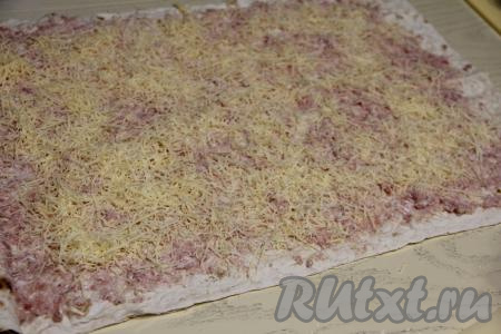 Фарш посыпать сыром, натёртым на мелкой тёрке.