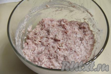 Хорошо перемешать фарш с майонезом и чесноком.