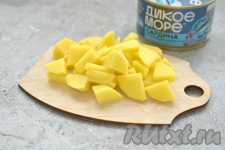 Наливаем в кастрюлю 1,5 литра воды, немного её солим, ставим на огонь. В кастрюлю с закипевшей водой выкладываем очищенный картофель, нарезанный на небольшие кубики. После закипания варим на небольшом огне 5 минут.