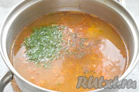 Затем досаливаем суп из рыбных консервов и гречки, перчим. Добавляем измельчённую свежую зелень, перемешиваем, даём закипеть, провариваем 1-2 минуты и убираем с огня.