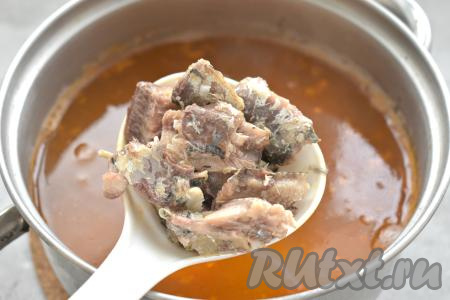 Рыбные консервы достаём из банки, перекладываем на тарелку. Крупные кусочки рыбы делим на части. В суп, проварившийся с тушёными овощами 5 минут, добавляем рыбные консервы, перемешиваем, готовим 3 минуты.