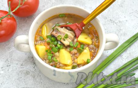 Наваристый, в меру густой, вкусный рыбный суп, сваренный из консервов с гречкой, разливаем по тарелкам и подаём сытное, аппетитное блюдо к столу.