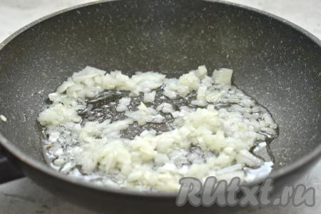 Пока в кастрюле варятся гречка с картошкой, займёмся обжариванием овощей. Лук с морковкой очищаем. В сковороду вливаем растительное масло, разогреваем его, выкладываем достаточно мелко нарезанный лук, обжариваем на среднем огне 2-3 минуты (до мягкости лука), иногда помешивая.