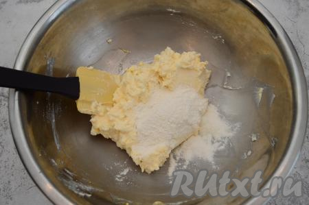 В миску с получившейся творожно-яичной массой всыпать 1 столовую ложку муки.