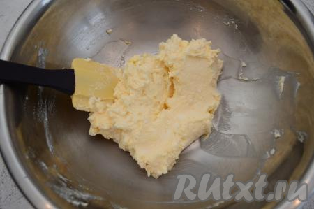 Смешать сладкую творожную массу с яйцом до однородности (я смешивала с помощью силиконовой лопатки).