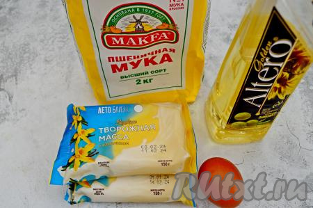 Подготовить продукты для приготовления сырников из творожной массы на сковороде. Я взяла творожную массу с ванилином. Так как творожная масса сама по себе сладкая, сахар нам в этом рецепте не понадобится.