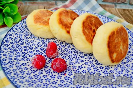 Готовые сырники из творожной массы переложить со сковороды на тарелку и сразу можно подавать к столу. Эти нежнейшие, пышные, воздушные сырники можно есть и тёплыми, и остывшими.