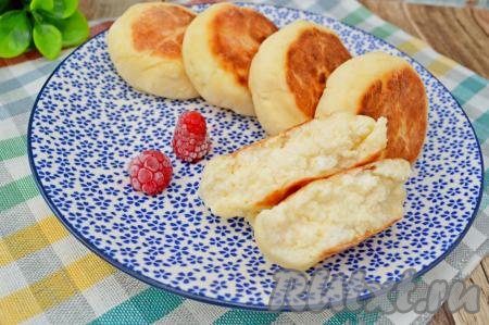 А вот как наш сырничек выглядит в разломе, у него очень нежная серединка и приятная золотистая корочка.