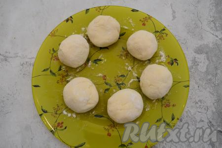 Вот такие 6 заготовок сырников, обваленных в муке, у меня получились.
