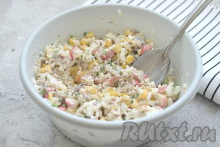 Перемешиваем салат, перчим и солим его по вкусу.