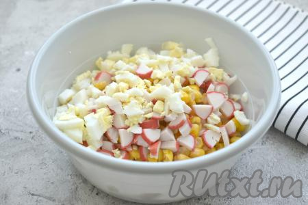 Заранее отвариваем яйца (в течение 10 минут после начала кипения воды), даём им остыть, очищаем, нарезаем на небольшие кусочки и тоже выкладываем в салатник.