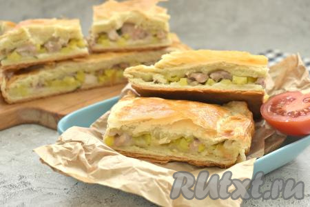 Вкусный, сытный курник, приготовленный из слоёного теста с сочной начинкой из курицы и картошки, достаём из духовки, даём ему немного остыть и подаём к столу. Этот домашний пирог хорош и в горячем виде, и в уже остывшем. Обязательно испеките такой курник для своей семьи!