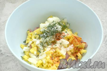 Зелень моем, обсушиваем, нарезаем. Очищенную луковицу нарезаем на небольшие кусочки. Лук и зелень добавляем в миску с курицей и картошкой. Содержимое миски по вкусу солим, приправляем любимыми специями (я использовала чёрный молотый перец и молотую паприку).