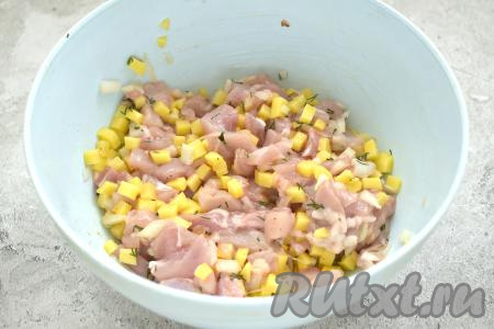 Хорошо перемешиваем содержимое миски и начинка из курицы и картошки для курника готова.