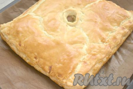 Отправляем противень с курником с курицей и картошкой в разогретую до 180 градусов духовку. Выпекаем 40-45 минут. Если по прошествии минут 30 с начала выпечки слоёное тесто начнёт сильно подрумяниваться, тогда, для того чтобы пирог не подгорел, можно прикрыть его сверху пергаментом. Очень важно, чтобы не только тесто подрумянилось, но и начинка из куриного мяса и картошки успела приготовиться.