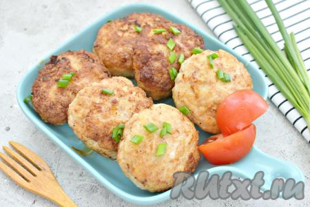 Сочные, вкусные, аппетитные котлеты, приготовленные из куриных бёдрышек, переложить со сковороды на тарелки и подать с гарниром (например, с картошкой, макаронами, гречкой или рисом) к столу.