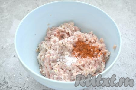 Пропускаем кусочки мяса, лук, чеснок и отжатый от молока мякиш батона через мясорубку. Получившийся фарш по вкусу солим, приправляем специями. Тщательно перемешиваем фарш.