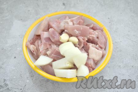 Лук и чеснок очищаем. Куриное мясо и лук разрезаем на части, которые удобно будет пропускать через мясорубку.