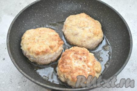 Разогреваем на сковороде растительное масло, затем выкладываем куриные котлеты и обжариваем их на среднем огне до подрумянивания с двух сторон (ориентировочно по 5-6 минут с каждой стороны). При желании обжаренные котлеты можно пропарить, для этого нужно влить в сковороду несколько столовых ложек воды, дать воде закипеть, огонь уменьшить до минимума, накрыть сковородку крышкой и дать котлетам пропариться в течение 7-8 минут.
