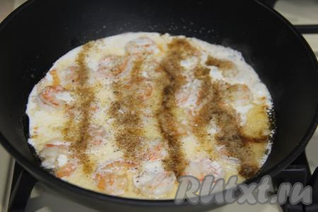 Затем влить в сковороду сливки, убавить огонь до минимума. Всыпать соль и специи по вкусу (я использовала пряную соль).