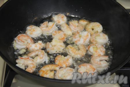 Обжарить креветки с каждой стороны по 2 минуты на среднем огне.