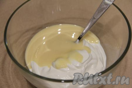 Для получения сметанного крема в объёмной миске соединить сметану и сгущёнку, перемешать.