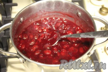 Выложить ягоды в кастрюлю, добавить сахар и крахмал, перемешать. Поставить на огонь ниже среднего. Периодически перемешивая, дать вишнёвой начинке закипеть, а затем проварить на небольшом огне, помешивая, до загустения (обычно вишнёвая начинка становится густой через 2-3 минуты после закипания). Переложить вишнёвую начинку из кастрюли в глубокую тарелку (или миску), накрыть пищевой плёнкой так, чтобы плёнка лежала на поверхности начинки и оставить до полного остывания. Благодаря тому, что плёнка будет лежать на ягодах, на поверхности начинки не будет образовываться корочка в процессе остывания.