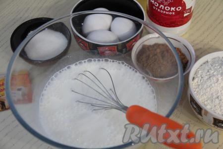 Для замешивания блинного теста нужно в объёмной миске соединить кефир и соду, перемешать венчиком и оставить на 3-4 минуты, чтобы сода полностью погасилась. Благодаря тому, что сода погасится в кефире, поверхность смеси кефира и соды покроется пузырьками.