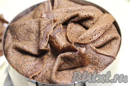 Накрыть начинку краями шоколадных блинов. Убрать торт в холодильник на ночь.