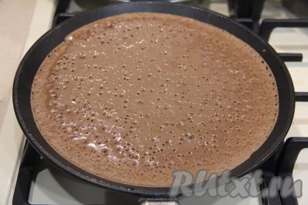 Сковороду диаметром 20 сантиметров немного смазать растительным маслом и хорошо разогреть, затем вылить половник теста, равномерно распределить и жарить блин с двух сторон до готовности (то есть на поверхности блина не должно быть влажных участков), переложить шоколадный блинчик&nbsp; на тарелку. Периодически перемешивая тесто для блинов, пожарить все блины. Учитывайте, что для формирования блинного торта нам понадобится 23-24 блина диаметром 20 сантиметров и 7 блинов диаметром 23 сантиметра. Я смазывала сковородку только перед жаркой первого блина, но многое зависит от качества покрытия сковороды, поэтому, если будет нужно, в процессе жарки блинчиков можете иногда слегка смазывать сковороду.&nbsp; Готовые шоколадные блины диаметром 20 сантиметров и диаметром 23 сантиметра полностью остудить.