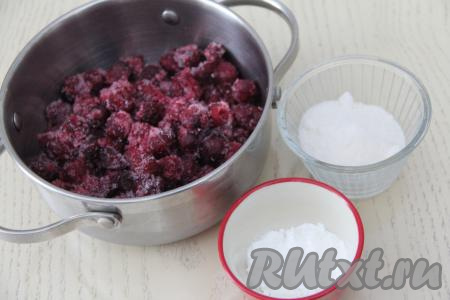 Прежде всего приготовим вишнёвую начинку. Если вишня свежая, тогда из вымытых ягод нужно удалить косточки. Я использовала замороженную вишню, заранее ягоды не размораживала.