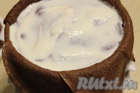 Таким образом, чередуя блины, крем и начинку, сформировать торт из 23-24 блинов диаметром 20 сантиметров. Блинный торт с вишней и сметанным кремом получается высоким.