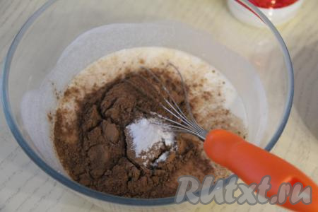 Затем всыпать какао и ванилин, перемешать шоколадную смесь венчиком до однородности.
