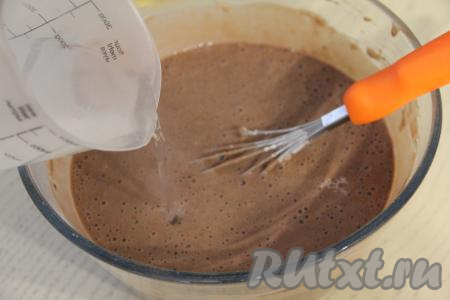 Перемешать блинное тесто венчиком до однородности. Тонкой струйкой, постоянно перемешивая, влить в тесто крутой кипяток.