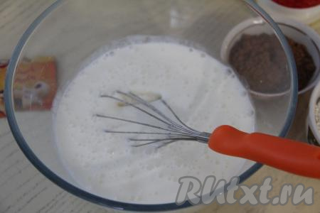 В запенившуюся смесь добавить сахар, яйца, молоко, перемешать смесь венчиком.