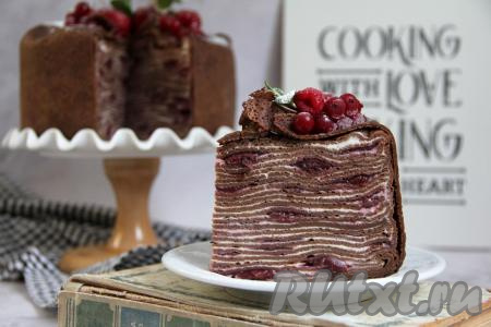 ​​​​​​​Посмотрите, как хорош этот торт из блинов с вишнёвой начинкой и кремом из сметаны и сгущёнки в разрезе.