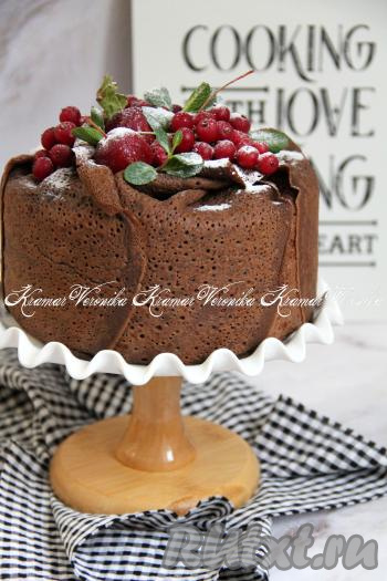 На следующий день снять бортики формы. Готовый торт украсить по желанию. Вкусный, нежный, в меру сладкий блинный торт с вишней и сметанным кремом подать к столу.