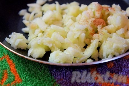 Мякоть яблок мелко нарезать, удаляя косточки, переложить в сковороду, добавить корицу, 2-3 столовых ложки воды и потушить на среднем огне в течение 2-3 минут, помешивая, затем дать остыть.