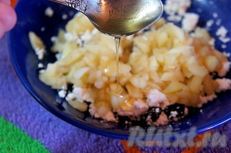 К творожной начинке добавить тушёные яблоки и, по желанию, мёд, перемешать и немного начинку размять ложкой. Мёд, на самом деле, можно и не добавлять, так как начинка будет достаточно сладкой, пропитавшись в процессе запекания сухофруктами и яблоками.