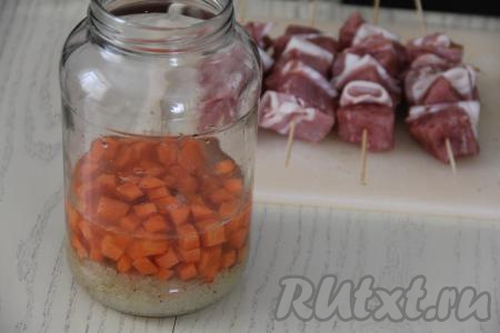 Добавить в банку соль по вкусу и влить воду.