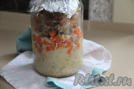 Поставить банку с рисом и шашлыками на шпажках на сухой противень (или в форму для запекания) и отправить в холодную духовку. Выставить режим 180 градусов на 1 час. Затем аккуратно достать банку из духовки, поставить на абсолютно сухое полотенце (или на сухую деревянную доску).