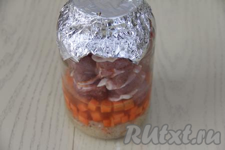 Закрыть горлышко банки кусочком фольги.&nbsp;