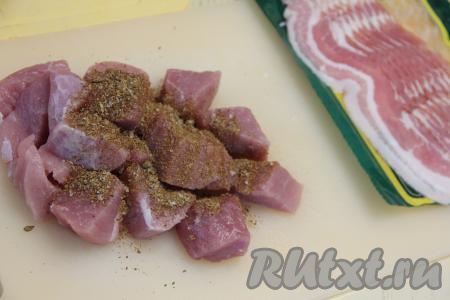 Мясо нарезать на кусочки размером примерно 5 сантиметров на 5 сантиметров, посыпать солью и специями, тщательно перемешать.&nbsp;